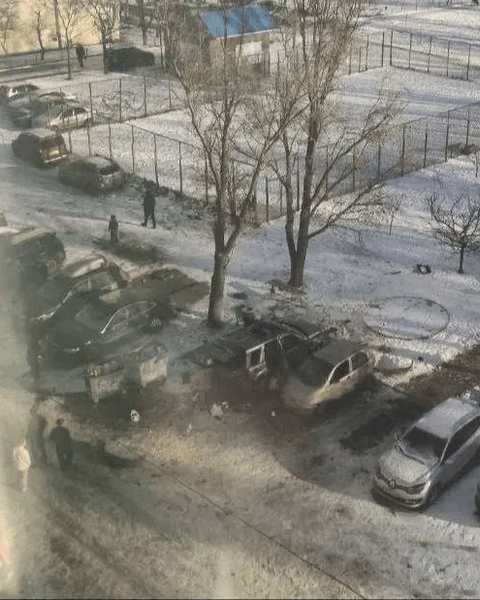 Вибух позашляховика в Оболонському районі Києва 4 січня 2026 року Пошкоджені автомобілі у дворі житлових будинків після вибуху позашляховика в Оболонському районі Києва, на місці працюють екстрені служби